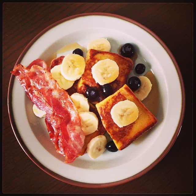 志摩有子さんのインスタグラム写真 - (志摩有子Instagram)「朝食にフレンチトースト。ベーコンも添えてメープルシロップとの甘じょっぱい味を楽しむのが好き。雨上がるかな。 #goodmorning  #breakfast #frenchtoast」8月30日 8時28分 - ariko418