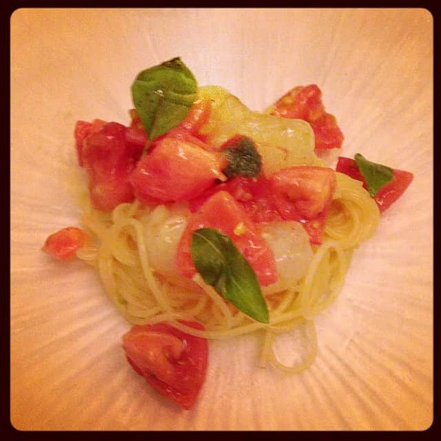 志摩有子さんのインスタグラム写真 - (志摩有子Instagram)「月に一度のピアットスズキ。牡丹エビとトマトの冷製パスタ。ビオのフランチャコルタと。#dinner」8月30日 21時45分 - ariko418