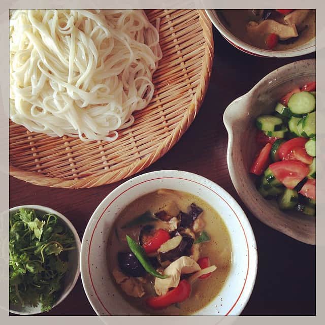 志摩有子さんのインスタグラム写真 - (志摩有子Instagram)「こないだ食べた稲庭うどんのグリーンカレーつけ麺を真似っこ。レトルトに麺つゆを加えて、チキン、茄子、赤と緑ピーマンを投入。もちろんパクチーもたっぷり。お昼の定番メニューになりそう。 #lunch #sunday #curry #稲庭うどん う」8月31日 13時07分 - ariko418