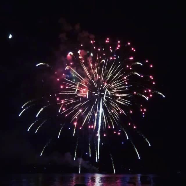 ケビン・シストロムのインスタグラム：「Happy Labor Day! This is a #hyperlapse of last night's fireworks.」