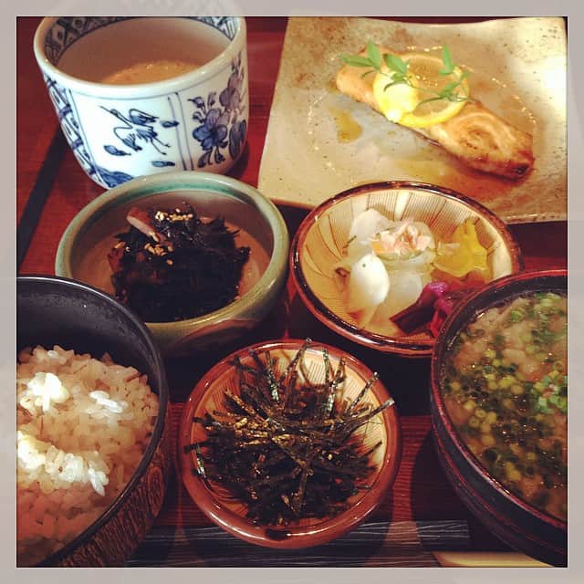 のインスタグラム：「ロケ後のランチは久しぶりに大黒屋さんで麦とろを。今日はカジキマグロの照り焼きをセレクト。 #lunch #昼ごはん #麦とろ #名物」