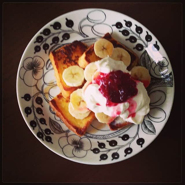 志摩有子さんのインスタグラム写真 - (志摩有子Instagram)「すっきり晴れた朝。今朝のフレンチトーストにはバナナと生クリームにAPOCのクランベリーのプレザーブを。色鮮やかで甘酸っぱくて、いつものフレンチトーストがなんだか華やかに。#goodmorning  #breakfast #frenchtoast  #APOC」9月2日 8時47分 - ariko418