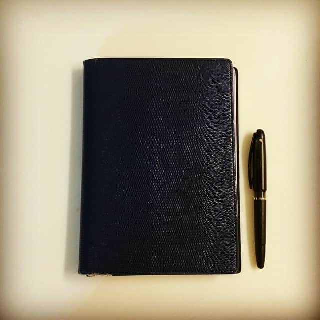 菅未里（文具ソムリエール）さんのインスタグラム写真 - (菅未里（文具ソムリエール）Instagram)「今日のお風呂文具。 ツァイトベクターノートカバーにES stationeryのノート。ペンはトラディオプラマン。インクは青が好み！  tradiopulaman」9月3日 0時57分 - kanmisato