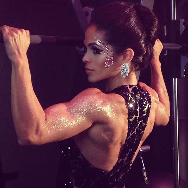 Michelle Lewinのインスタグラム：「🇺🇸Taking the expression "dressing up for the gym" to a whole new level💃💪💃 3D shoot with @JustinPricePhoto - more pics on @QuasarEntertainment 🇪🇸Me lo tomé enserio "vestida bien tapadita para ir al gym"」