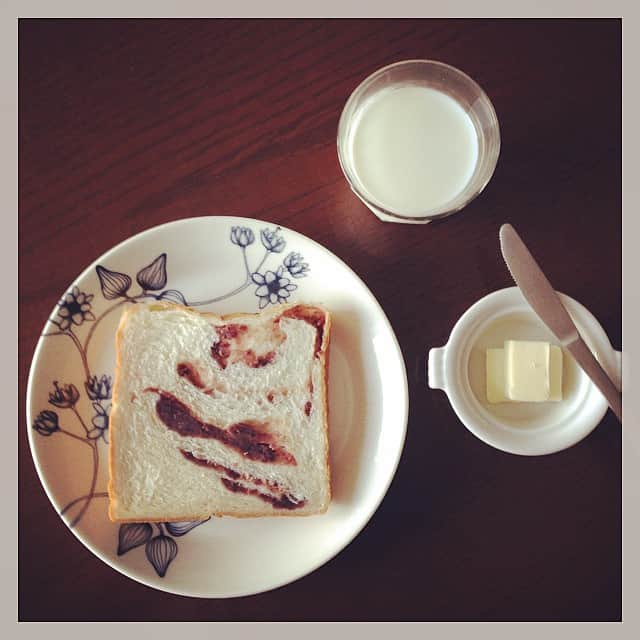 志摩有子さんのインスタグラム写真 - (志摩有子Instagram)「昨日銀座で打ち合わせがあったので、久しぶりにアンティークであん食パンを購入。まずはそのままでバターたっぷり、ミルクと一緒に白い世界で。これは本当に美味しい♡ #goodmorning #breakfast #bread #夕方だったから並ばずに買えた」9月3日 8時42分 - ariko418