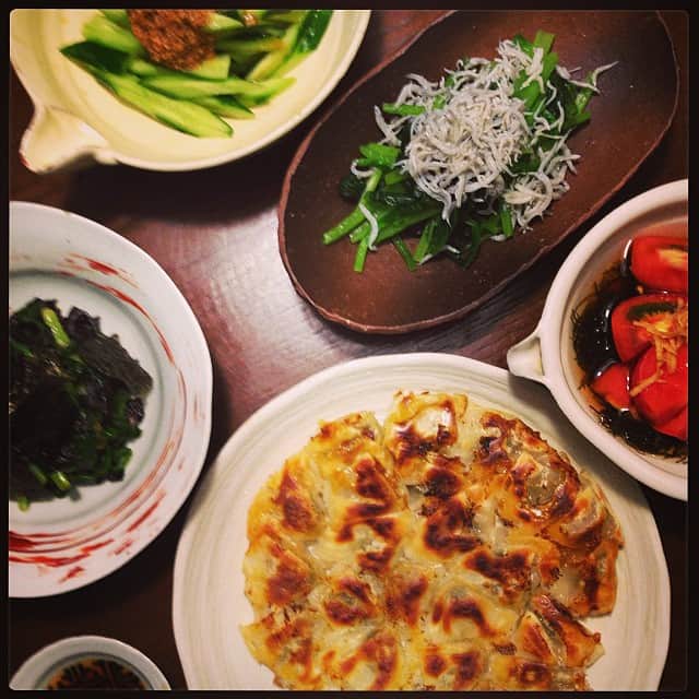 志摩有子さんのインスタグラム写真 - (志摩有子Instagram)「旦那さんが豚しゃぶを作ってくれるというので、野菜の副菜をちょこちょこと。胡瓜の胡麻だれ、ニラの海苔梅和え、小松菜の煮浸しなど野菜不足を一気に解消。点天の餃子でメリハリを。#晩ごはん」9月3日 21時33分 - ariko418