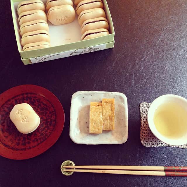 小堀紀代美さんのインスタグラム写真 - (小堀紀代美Instagram)「ぜいたくな空也のもなかをいただきました。そして私の玉子焼きでお茶。」9月3日 17時29分 - likelikekitchen