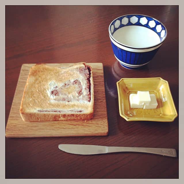 志摩有子さんのインスタグラム写真 - (志摩有子Instagram)「2日目のあん食パンはカリッとトーストして。香ばしさとモチモチ感のバランスが絶妙♡ やっぱりあんパンにはミルク。#goodmorning  #breakfast  #bread」9月4日 8時21分 - ariko418