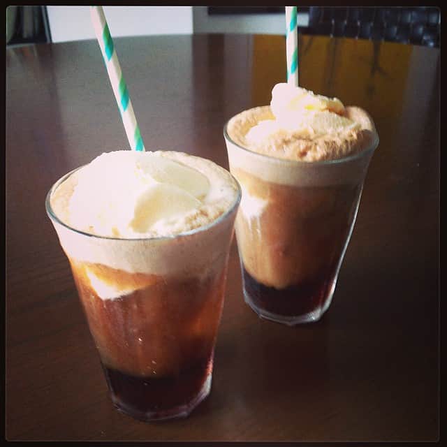 志摩有子さんのインスタグラム写真 - (志摩有子Instagram)「予備校が休みで自宅で勉強中の息子くんにおやつを所望され、コーラフロート。久々に作ったけど美味しいものですね。ちなみにアイスクリームはハーゲンダッツではなくスーパーカップを使用。 #break #おやつ #cocacola」9月6日 14時54分 - ariko418