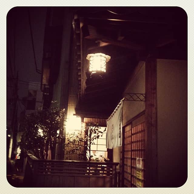 志摩有子さんのインスタグラム写真 - (志摩有子Instagram)「当然晩ごはんも作れず、ご近所ごはん。旧東海道沿いの吉田家さんでお蕎麦。江戸時代創業の風情のあるお店の雰囲気が大好き。 #晩ごはん #蕎麦」9月6日 20時14分 - ariko418