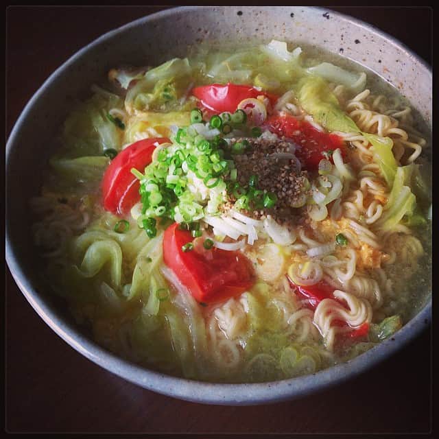 志摩有子さんのインスタグラム写真 - (志摩有子Instagram)「肌寒い雨の日曜日。今日も朝から入稿中。お昼は冷蔵庫のストックでトマトタンメン。サッポロ一番塩ラーメンに入れて煮るだけの簡単麺。#lunch #sunday #手抜きごはん」9月7日 12時35分 - ariko418