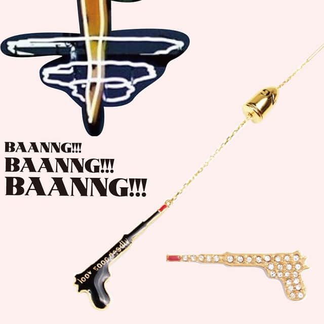のインスタグラム：「Honey Bunnyピアス🔫💋🔫💋🔫 #ピストル をかたどったモチーフに #コミック カラーな配色。 裏面は #スワロフスキー を敷き詰めた #グリッター 仕様です。銃口部分は #リップスティック にデザインし、 #キッチュ 感をプラスしました。 #チェーン を弾道に見立て、 #キャッチ は「BANG」の #ロゴ 付き弾丸モチーフと #遊び心 満載✨✨✨ #Rozy#jewelry#accessory#coordinate#instafashion#love#glitter#gun#lipstick#girl#me#followme#earring#ロージー#ジュエリー#アクセサリー#ピアス」