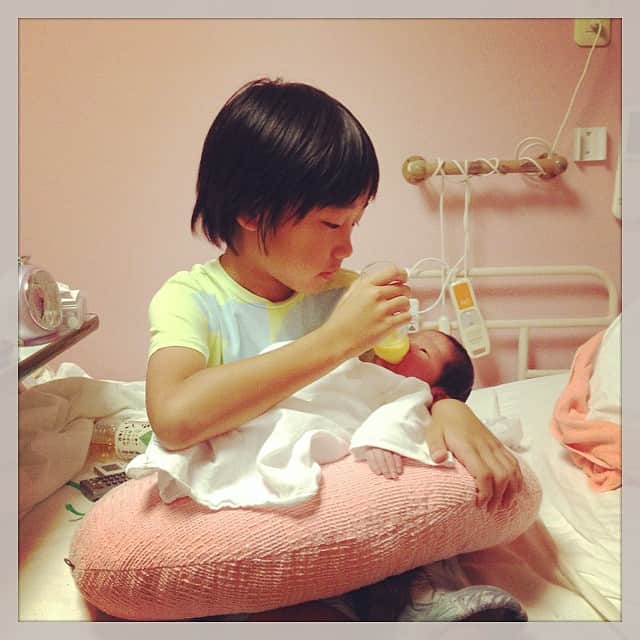 志摩有子さんのインスタグラム写真 - (志摩有子Instagram)「無事出産したさっちゃんの赤ちゃんに会いに来ました。お兄ちゃんのけいと君の真剣な授乳姿に感動✨😭 #newborn #baby #happy #おめでとう」9月9日 18時40分 - ariko418