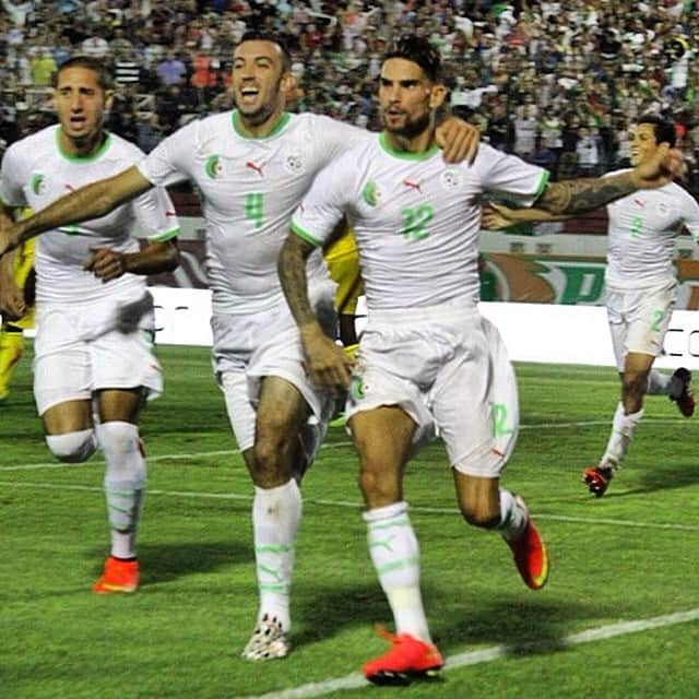 イシャク・ベルフォディルのインスタグラム：「#Victoire #AlHamdulillah #AlgMal #teamAlgerie 6points #teamdz #team213」