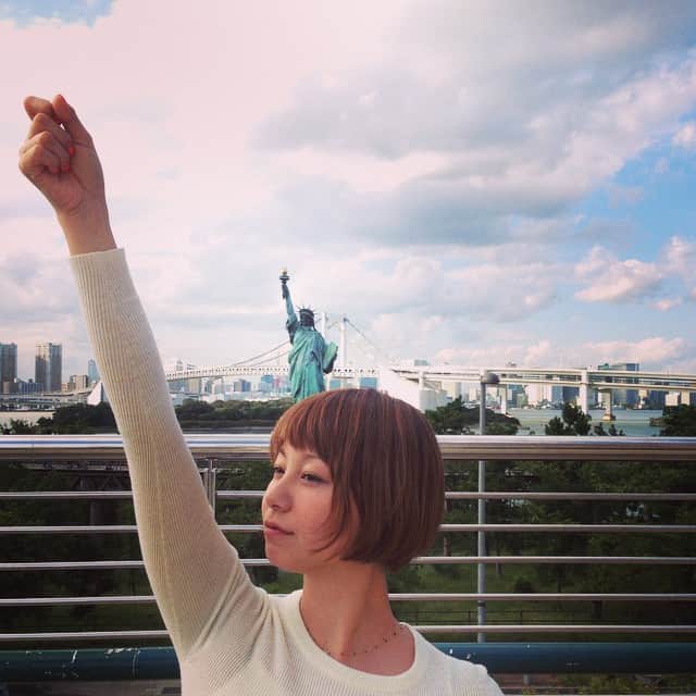 田中美保さんのインスタグラム写真 - (田中美保Instagram)「自由の女神♥︎ #お台場 #お仕事中 #眩しい #半目っぽい？（笑）」10月7日 14時43分 - miho12tanaka