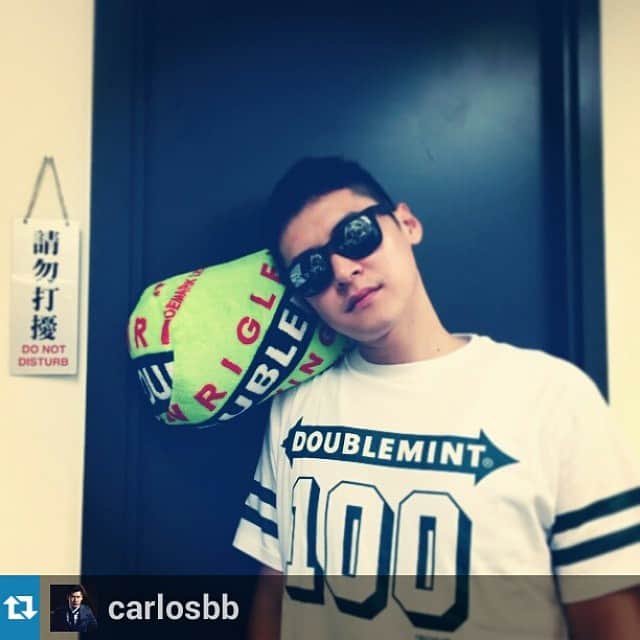 I.T IS INSPIRATIONさんのインスタグラム写真 - (I.T IS INSPIRATIONInstagram)「Carlos Chan is loving :CHOCOOLATE x DOUBLEMINT 100th anniversary tee and blanket! Check out the rest of the collection at :CHOCOOLATE stores now! #Repost from @carlosbb  @chocoolatehk #ithk #doublemint #wrigley #crossover #tee #blanket #100 #anniversary #fresh #mint #chocoolate #chocoolatehk #regram #carloschan #陳家樂」9月16日 22時56分 - ithk