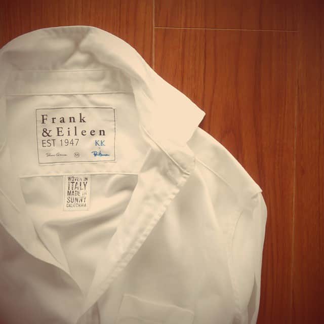 marie_8203のインスタグラム：「ふらっと立ち寄ったロンハーマンで見つけたFrank&Eileenの白シャツ。  ロンハーマンとスタイリストの菊池京子さんのコラボアイテムのようです。  いつものFrank&Eileenのシャツよりもゆったりめ。リラックス感があるから他の服と馴染みやすい気がします。  白シャツ、大好きで色々揃えてますが、これはかなりお気に入りです。  ブルーシャツも買おうかな…  #ロンハーマン #ronherman #菊池京子 #frankandeileen #フランクアンドアイリーン #白シャツ #シャツ #fashion  #買い物 #お気に入り」