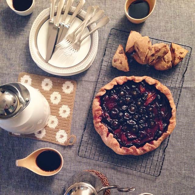 小堀紀代美さんのインスタグラム写真 - (小堀紀代美Instagram)「昨夜のデザートは私が担当。ぶどうとプルーンのパイを焼きました。」9月18日 7時49分 - likelikekitchen
