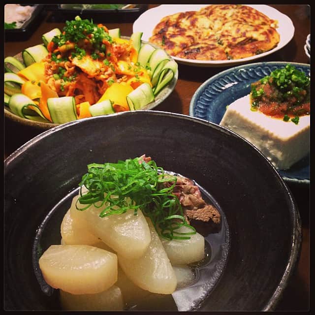 のインスタグラム：「後はチヂミと豚キムチの和え物に明太子豆腐。今日はバタバタ💦 #晩ごはん」