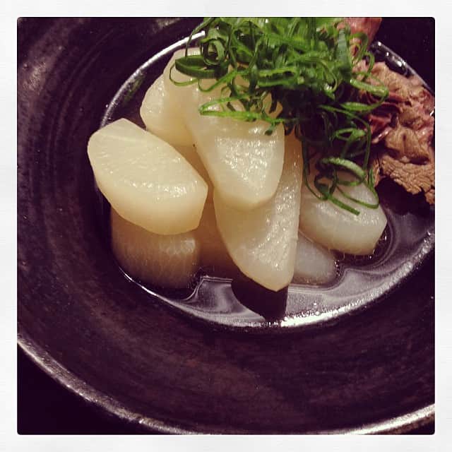 のインスタグラム：「コトコト煮るだけで美味しいスープができる牛すね肉は忙しい時に助かる。旨みがじんわり染みた大根がごちそう。柚子胡椒をつけていただきます。 #晩ごはん #スープ」
