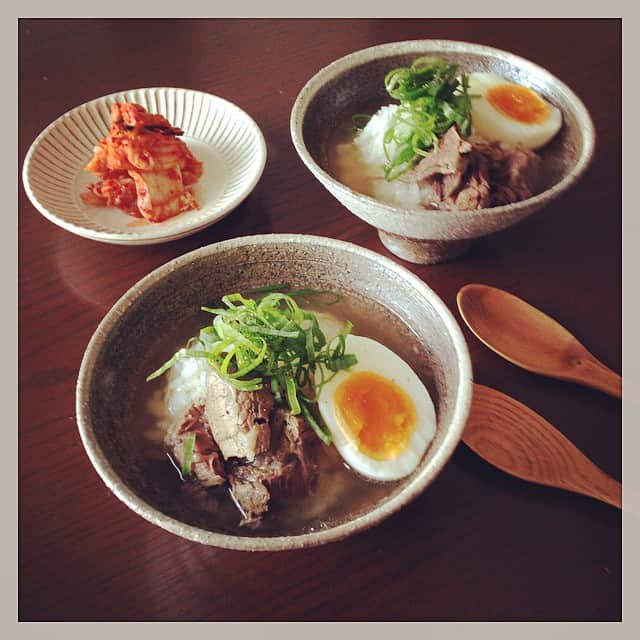 のインスタグラム：「昨日の牛すね煮込の残りで今朝はスープかけごはん。朝からキムチ添え。大量に作った牛すね煮込みはいろいろ利用可能で便利。 #goodmorning #breakfast  #朝ごはん」