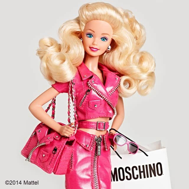 バービーさんのインスタグラム写真 - (バービーInstagram)「Beyond flattered and excited to be the muse for @itsjeremyscott's Spring/Summer 2015 @moschino collection that debuted on the runway tonight in Milan, styled by @carlynecerfdedudzeele. Have you seen it? You must! 💕#jeremyscott #moschino #moschinofashionshow #ccd #cerfstyle #mfw #barbie #barbiestyle」9月19日 4時46分 - barbiestyle