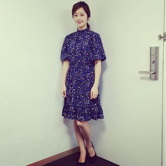 笛木優子のインスタグラム：「生放送終わりました♡ みてくれた方ありがとうございます！ ☆ワンピース#VIVIENNETAM#ヴィヴィアンタム ☆パンプス#Clarks#クラークス ☆イヤリング#THEATRE PRODUCTS #シアタープロダクツ  #笛木優子#yukofueki#ユミン」