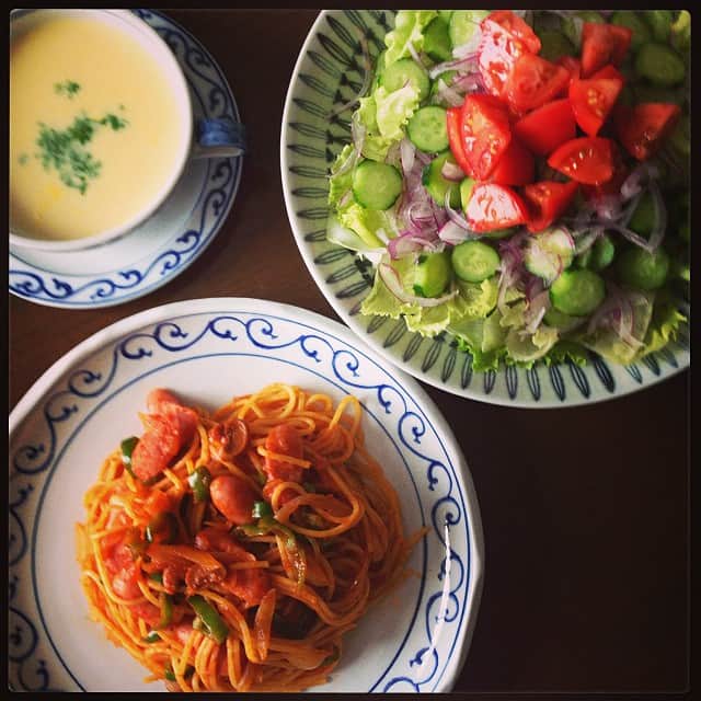 志摩有子さんのインスタグラム写真 - (志摩有子Instagram)「そろそろお昼。LOVEナポリタン♡サラダとコーンスープで洋食屋さん風 #lunch #holiday #pasta」9月23日 12時22分 - ariko418