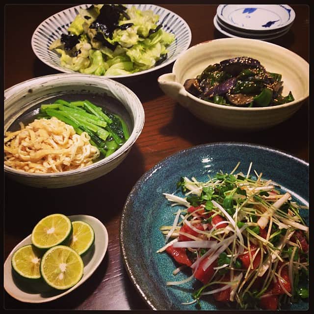 志摩有子さんのインスタグラム写真 - (志摩有子Instagram)「今夜は野菜中心の和食でほっこり。山葵醬油と胡麻油で和えた鮪に、小松菜と揚げの煮浸し、茄子の甘味噌煮など。 #晩ごはん」9月23日 21時28分 - ariko418