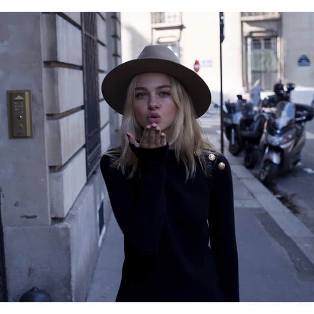 ニコラ・ペルツのインスタグラム：「sending you all 💙 & 💋 from 🇫🇷」