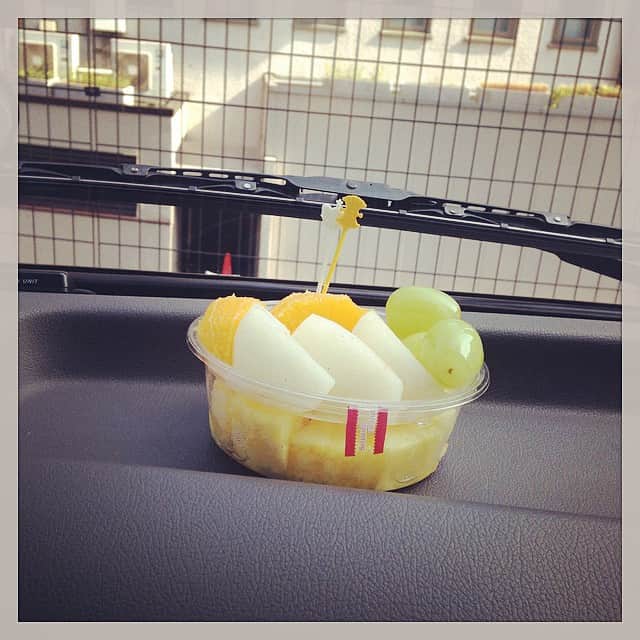 志摩有子さんのインスタグラム写真 - (志摩有子Instagram)「今朝のフルーツはメイク待ち中のロケバスで。 #goodmorning #fruits #CLASSY #shooting」9月24日 9時00分 - ariko418