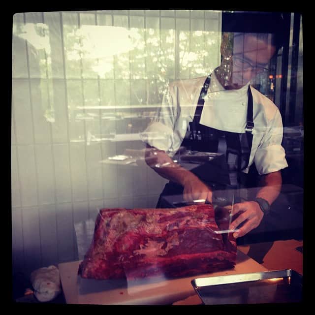 志摩有子さんのインスタグラム写真 - (志摩有子Instagram)「熟成肉のTボーンをカットしているのを横目にロケなう。 #CLASSY #shooting #食べたい」9月24日 9時59分 - ariko418