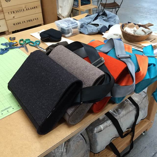 ジョシュジェイカスのインスタグラム：「#messengerbags almost ready!」