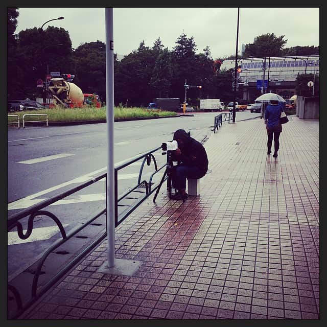 志摩有子さんのインスタグラム写真 - (志摩有子Instagram)「ファッションというより、雨の中で張り込み中という趣きの平井刑事。#CLASSY #shooting  #rainyday」9月25日 10時25分 - ariko418