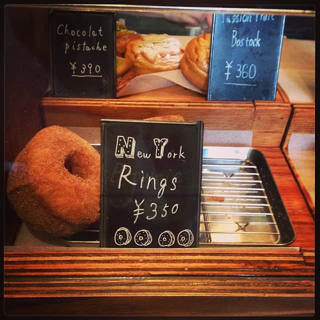 志摩有子さんのインスタグラム写真 - (志摩有子Instagram)「このクロワッサンドーナツ、本当に美味しいのです。 #CLASSY #magazine  #shooting #donut #theroastery」9月26日 10時33分 - ariko418