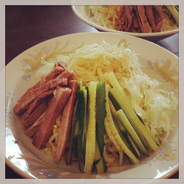 志摩有子さんのインスタグラム写真 - (志摩有子Instagram)「結局夏みたいに暑くなったので、終わり間近の冷やし葱ソバを。今年はもう食べ納めかな。 #lunch #ロケごはん」9月26日 15時51分 - ariko418