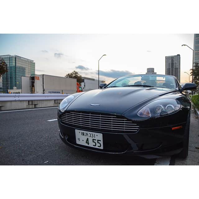 のインスタグラム：「Astonを洗車 明日のG☆SPAはこいつで行くよ！ #hiphop #dj #party #gspa #chiba #astonmartin #db9 #locohama #avalanche #newest #icelink #hoodsound #bayblues」
