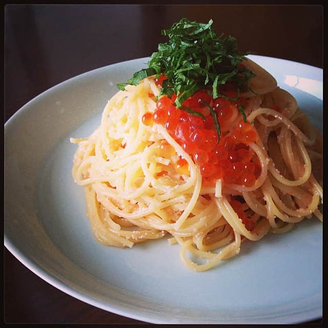 志摩有子さんのインスタグラム写真 - (志摩有子Instagram)「三連休の始まりは爽やかな秋晴れ。ランチの明太子パスタにそろそろ賞味期限が切れそうないくらの醤油漬けをトッピング。 #lunch #saturday #pasta #魚卵  #プリン体多過ぎ」10月11日 13時50分 - ariko418