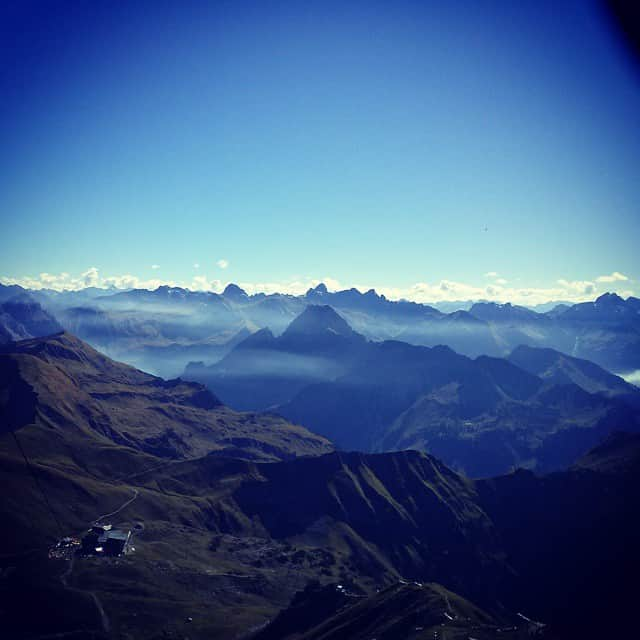 マキシム・デシャンさんのインスタグラム写真 - (マキシム・デシャンInstagram)「À plus de 2500 mètre d'altitude. C'est tout simplement incroyable !! #competition #Oberstdorf #Travelling #GoodFelling #OnTopOfTheWorld #Mountain」9月28日 0時24分 - maximedeschamps