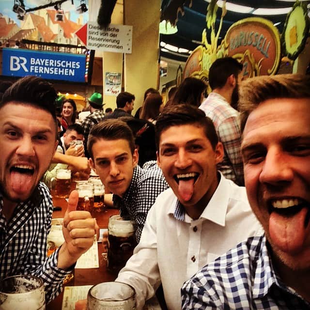 スベン・シプロックのインスタグラム：「🍻😜 🍻Oktoberfest haaaaya! - #oktoberfest #münchen #tsghoffenheim #teammates #goodtime @bico3 @stevenzuber17 @janikhaberer_26 @vollandkevin @strobltobias」