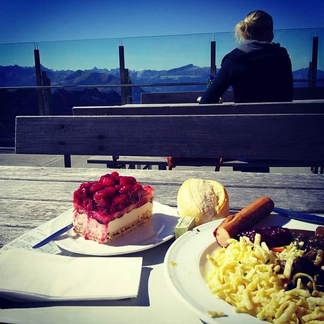 マキシム・デシャンのインスタグラム：「Manger un bon repas avec une vue de malade sur les montagnes #Oberstdorf #alpes #mountain #Travelling #competition」
