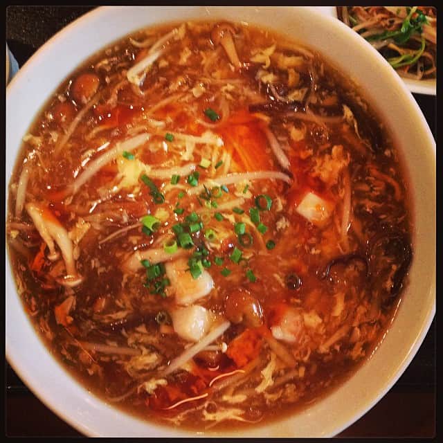 志摩有子さんのインスタグラム写真 - (志摩有子Instagram)「ロケ後のランチは酸辣湯麺。秋限定の海鮮＆茸入り。美味♡ #lunch #ロケごはん」10月2日 12時50分 - ariko418