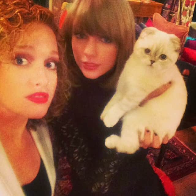 オリビア・ベンソン（テイラースウィフト）のインスタグラム：「1989 has us like.....」