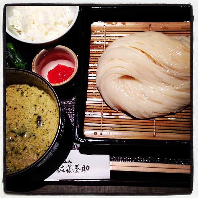 志摩有子さんのインスタグラム写真 - (志摩有子Instagram)「銀座で遅めのランチ、稲庭うどんのグリーンカレーつけ麺。秋田名産のしょっつるがニョクマムに似ているということから生まれたメニューらしい。今日はあきたこまちに筋子が付いていた。 #lunch #名物 #この麺はどうすればこうなるのか」10月3日 14時00分 - ariko418