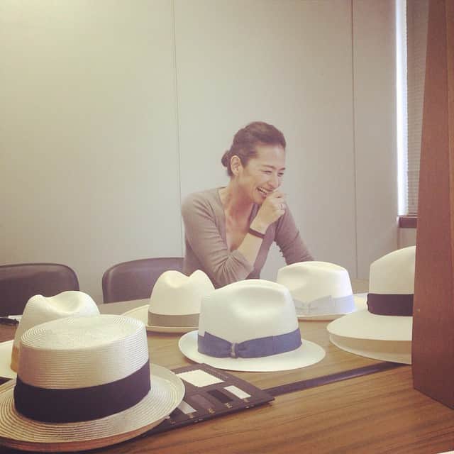 清原亜希さんのインスタグラム写真 - (清原亜希Instagram)「ボルサリーノに買い付けも！ こんな帽子をサラッとかぶれる45歳になりたい。笑 まだまだ気負ってしまう今日この頃。💦」10月3日 17時25分 - shokatsu0414