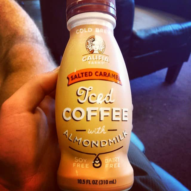 ジョシュア・ファリスのインスタグラム：「Finally a caramel flavored coffee I can actually drink without dying!! #califiafarms #nondairy #delicious」