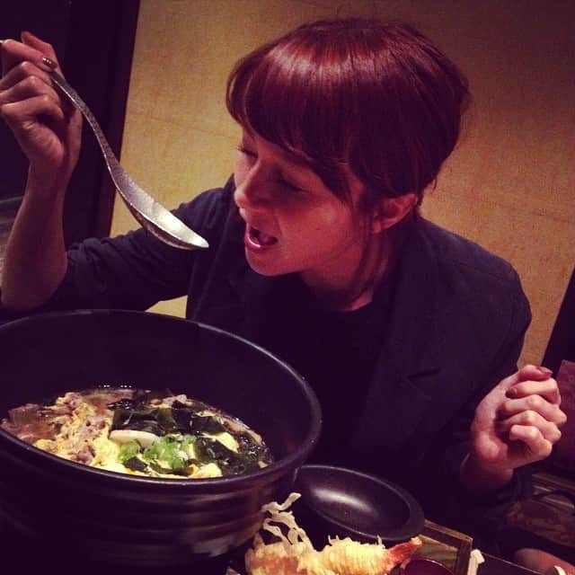 岡田ロビン翔子のインスタグラム：「うどんなう。 「お腹減ったぁ〜」 がっつくこの2人。」