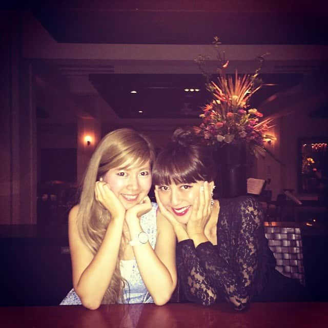 小川ひとみさんのインスタグラム写真 - (小川ひとみInstagram)「夜はdinner後に、 ブセナのsugar caneにてbartime🐷 生演奏聞きながら、 sumikaはんに甘えてます😍😍😍ぶちゅ♥ #bar #沖縄 #ブセナテラス #sugarcane #friendsnight #happy」10月5日 22時24分 - hitomy220