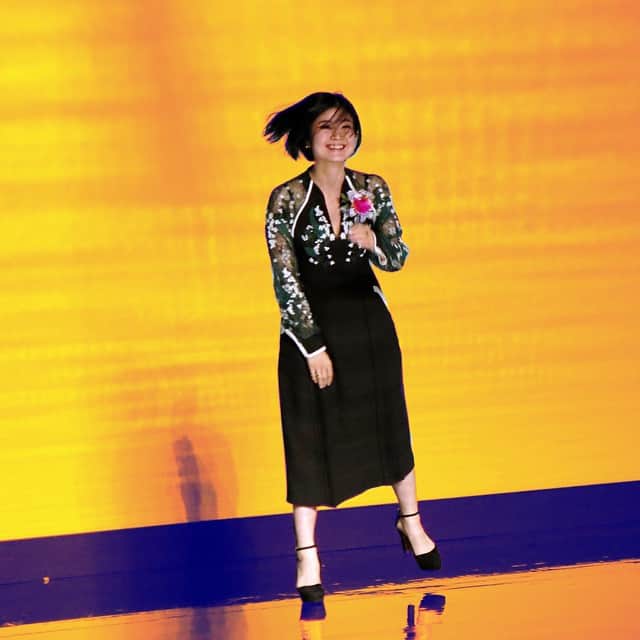 ミーシャ・ジャネットさんのインスタグラム写真 - (ミーシャ・ジャネットInstagram)「"Mame" (Maiko Kurogouchi) looking ADORABLE after her first ever runway show today following her win at the Mainichi Fashion Grand Prix. I'll say she's a winner at life too ;) マメのデザイナー、かわいすぎ！毎日ファッション大賞の新人賞を受賞した後、初ショーを披露した。この笑顔、ハッピー！ @o0mame0o #mame #maikokurogouchi #mainichifashiongrandprix #tokyofashion #cutegirl」11月5日 0時51分 - mishajanette