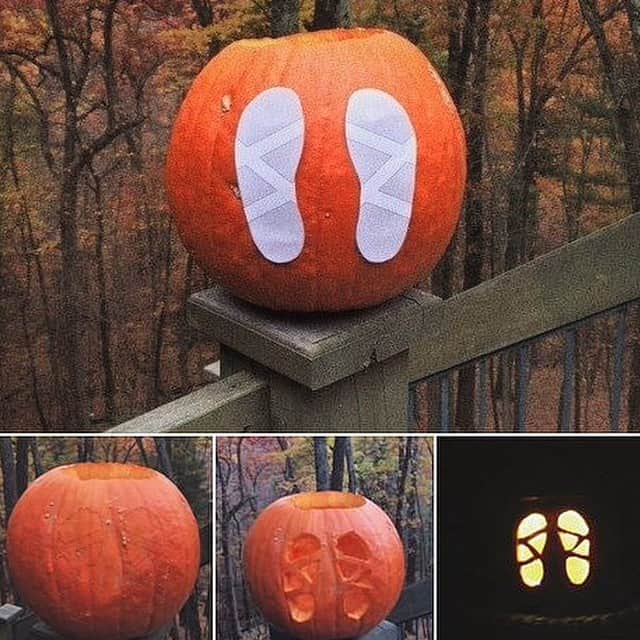 チャコのインスタグラム：「Make your own Chaco-O-lantern!! チャコランタンはこうやって作りますー是非トライしてみて下さい#ハロウィーン#halloween#chaco#chacolantern#カボチャ#チャコ#キャンプ#アウトドア」
